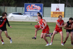 Roos hold top of the table