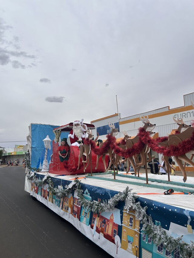 Santa parade draws big crowd